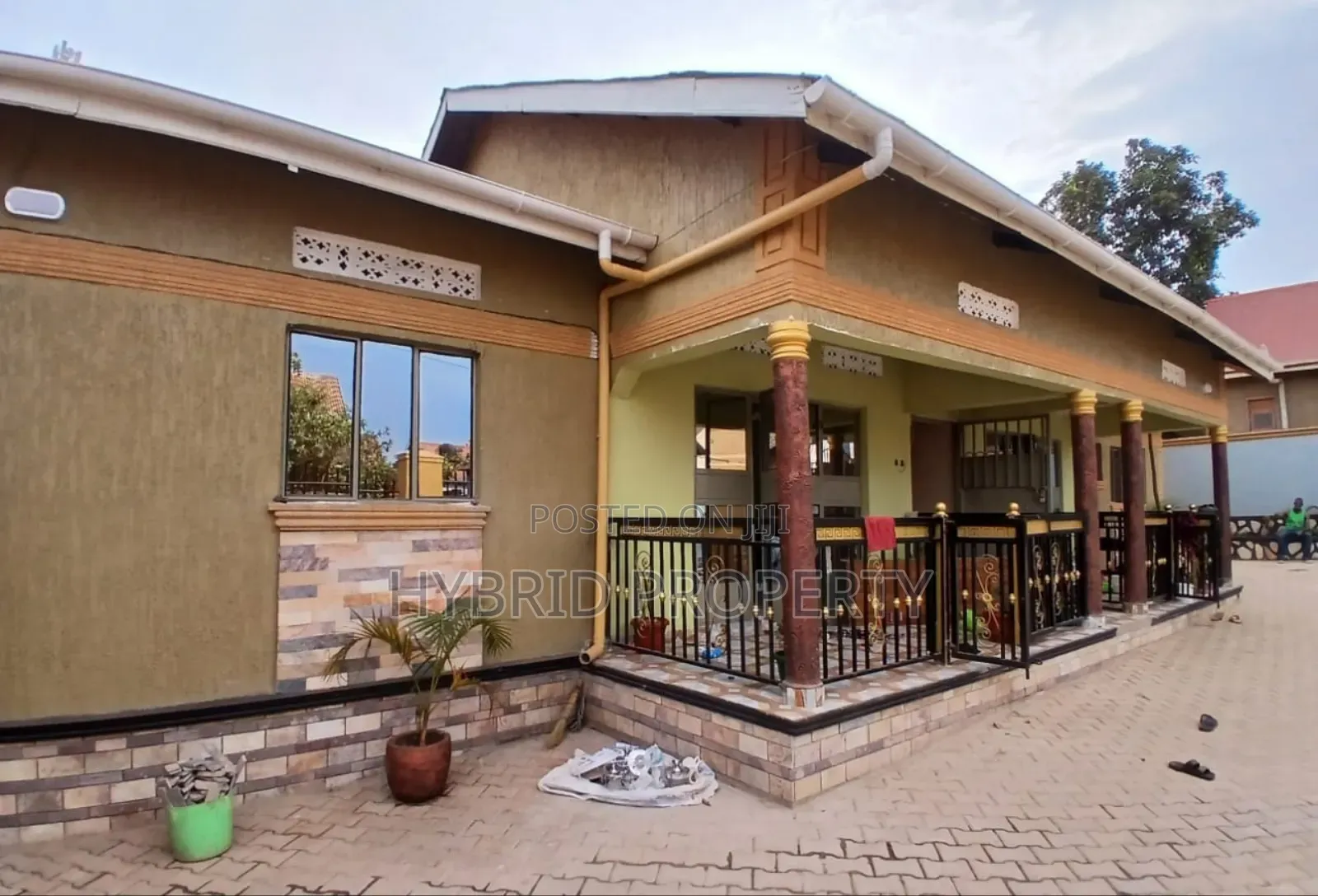 8bdrm Apartment in Nansana Along Hoima for sale