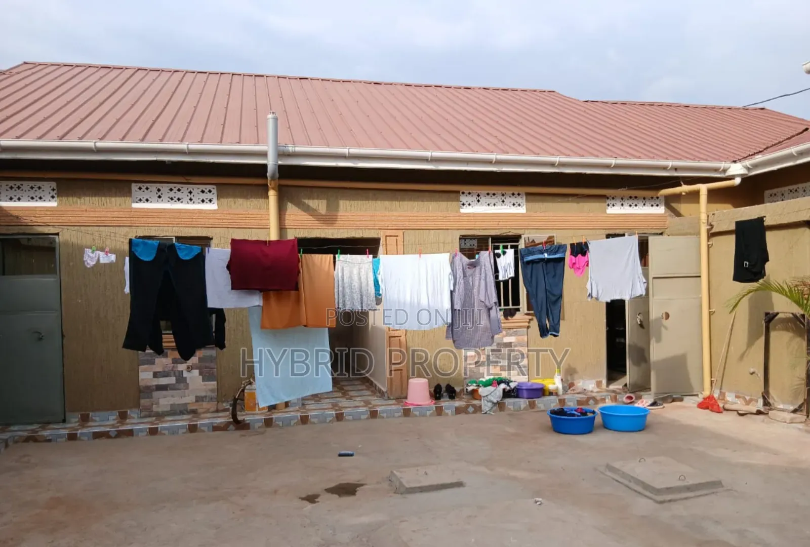 8bdrm Apartment in Nansana Along Hoima for sale