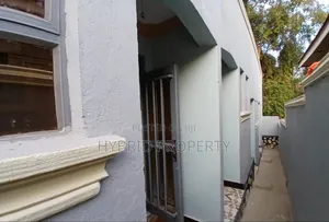 4bdrm Apartment in Nansana Along Hoima for sale