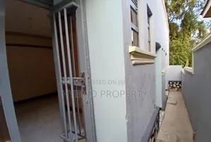 4bdrm Apartment in Nansana Along Hoima for sale