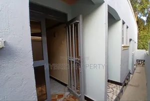 4bdrm Apartment in Nansana Along Hoima for sale