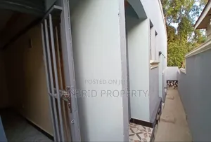 4bdrm Apartment in Nansana Along Hoima for sale