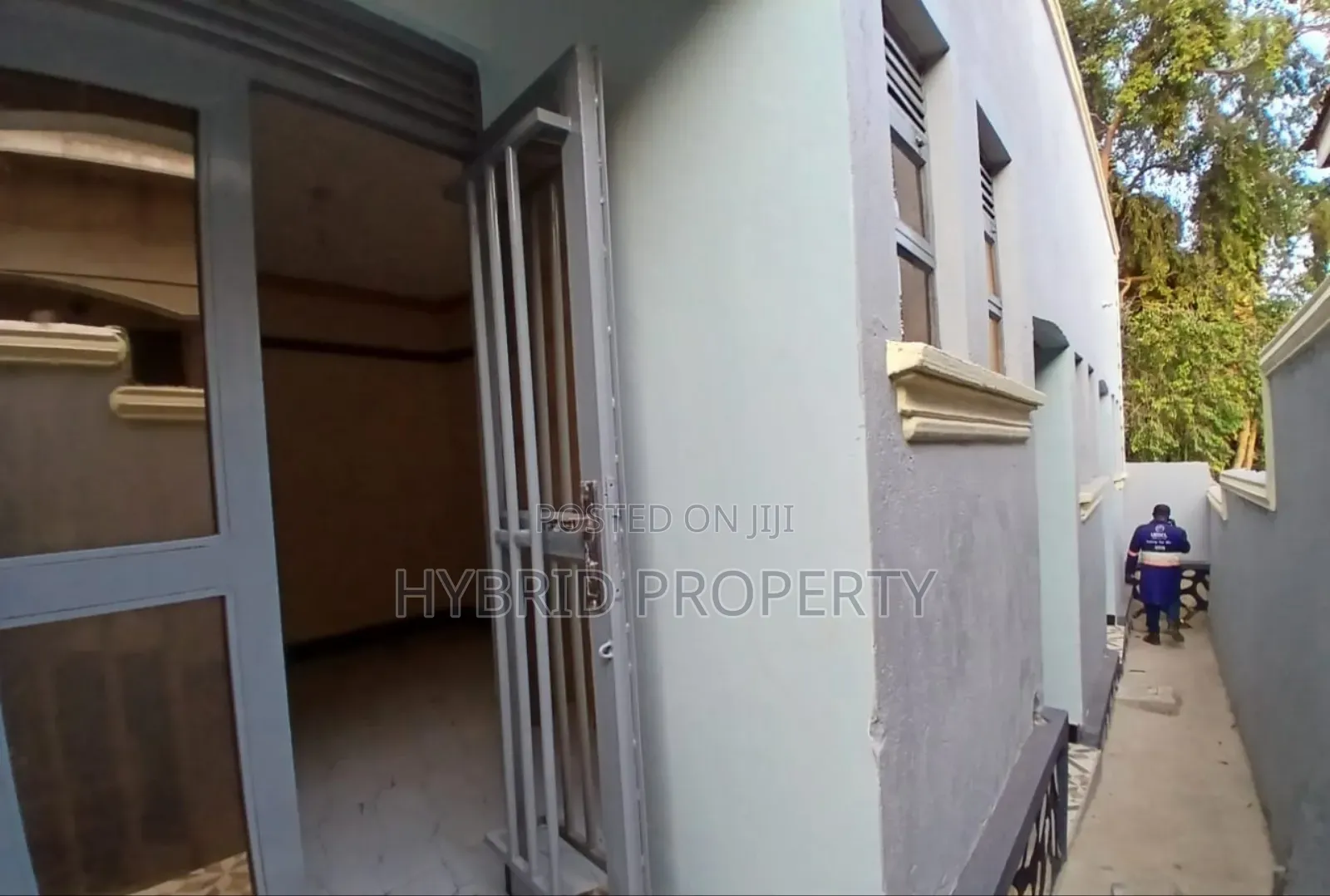 4bdrm Apartment in Nansana Along Hoima for sale