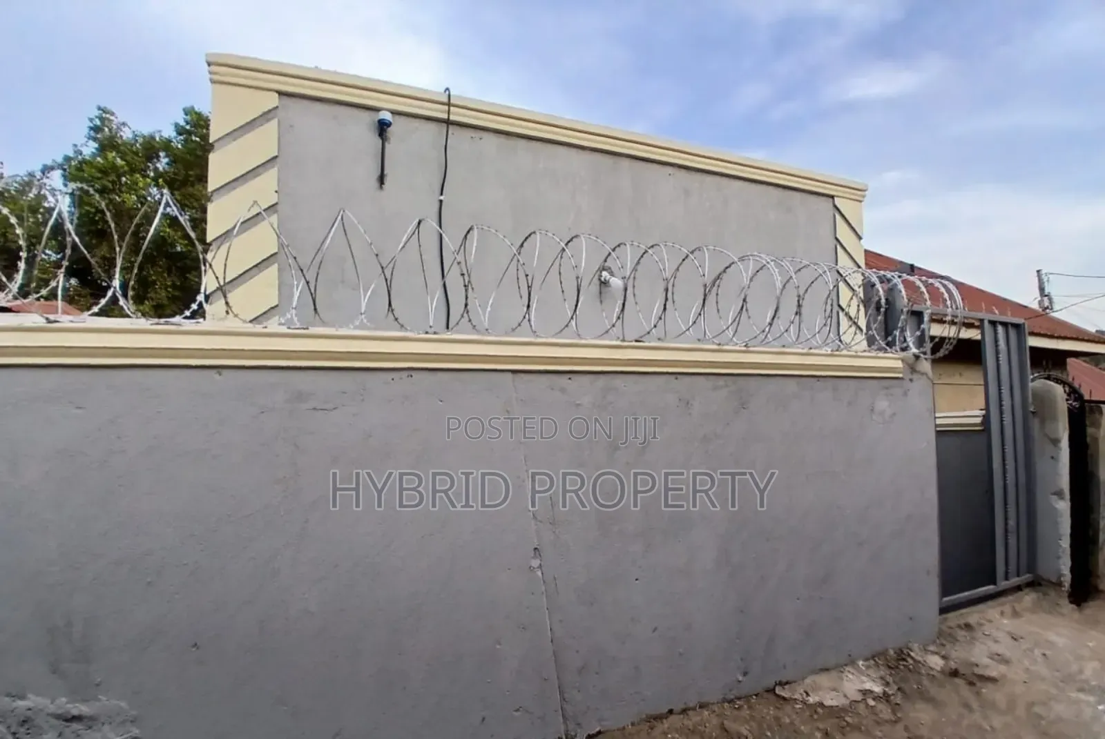 4bdrm Apartment in Nansana Along Hoima for sale