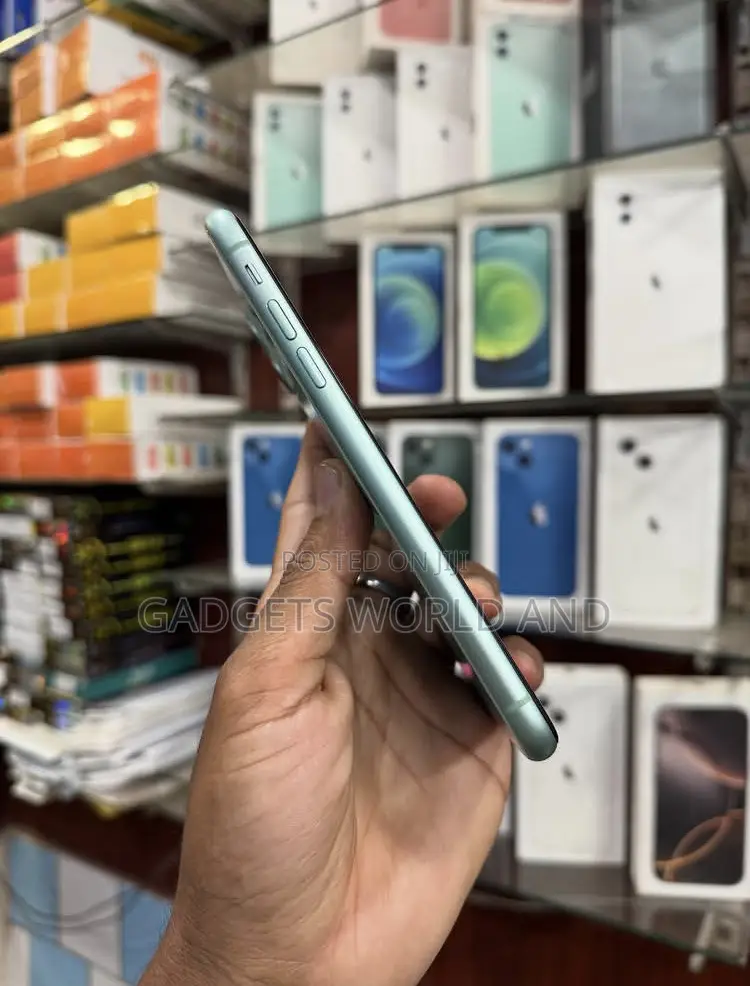 New Apple iPhone 11 64 GB Green