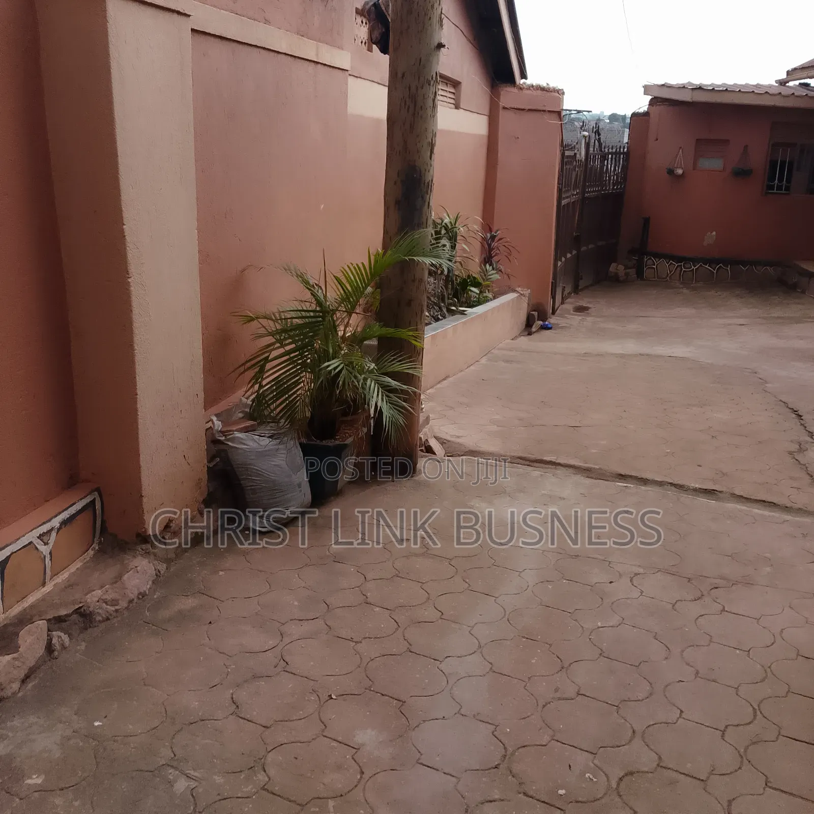 1bdrm Bungalow in Central Division for rent
