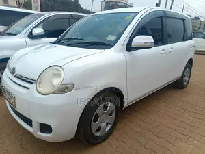 Toyota Sienta 2010 White