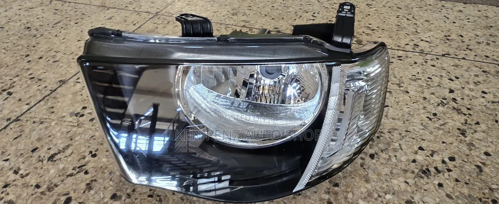 Mitsubishi L200 2009 - 2015 Headlamp