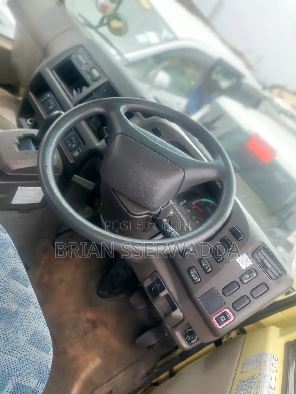 Mitsubishi Fuso Rosa 2015 Yellow
