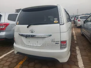 Toyota ISIS 2012 White