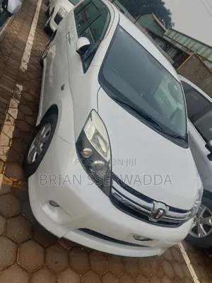 Toyota ISIS 2012 White