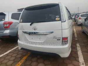 Toyota ISIS 2012 White
