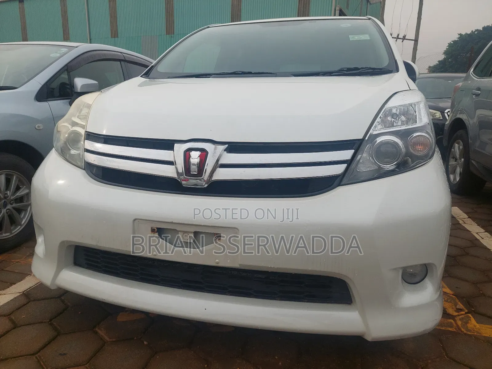 Toyota ISIS 2012 White
