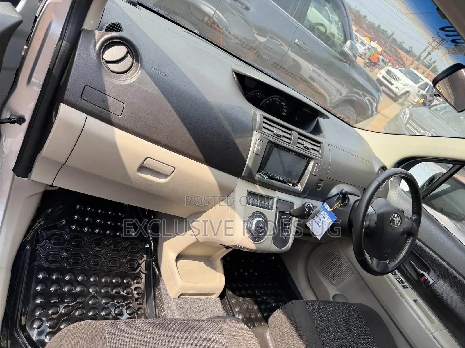 Toyota Passo Sette 1.5 AWD 2011 Silver