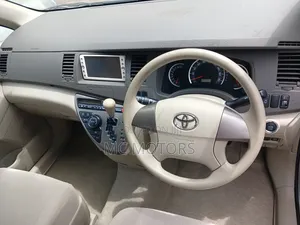 Toyota ISIS 1.8 G 2WD 2011 Silver