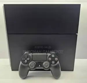 Chipped Ps4 Standard: Used But Looks New, 12 Games And 2 Controllers.