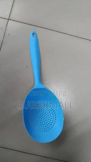 Plastic Scoop Colander ~ Blue