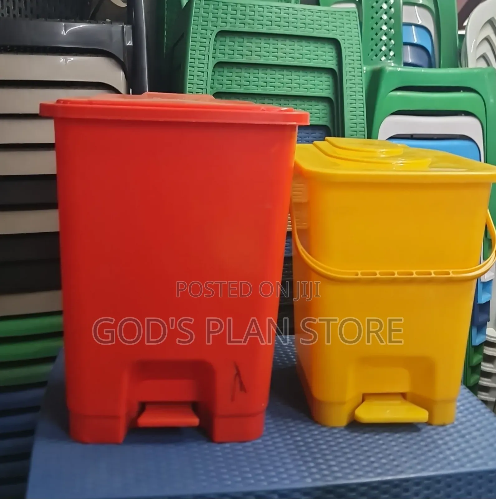 Globe 30litres Indoor Outdoor Plastic Dust Bin