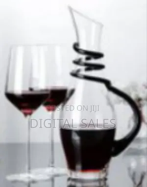 Elegant Glass Wine Decanter With Spiral Accents -