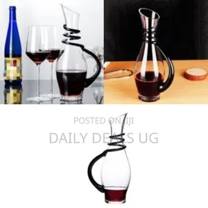 Elegant Glass Wine Decanter With Spiral Accents - Transparent