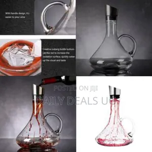 Elegant Glass Wine Decanter With Integrated Aerator - Transparent