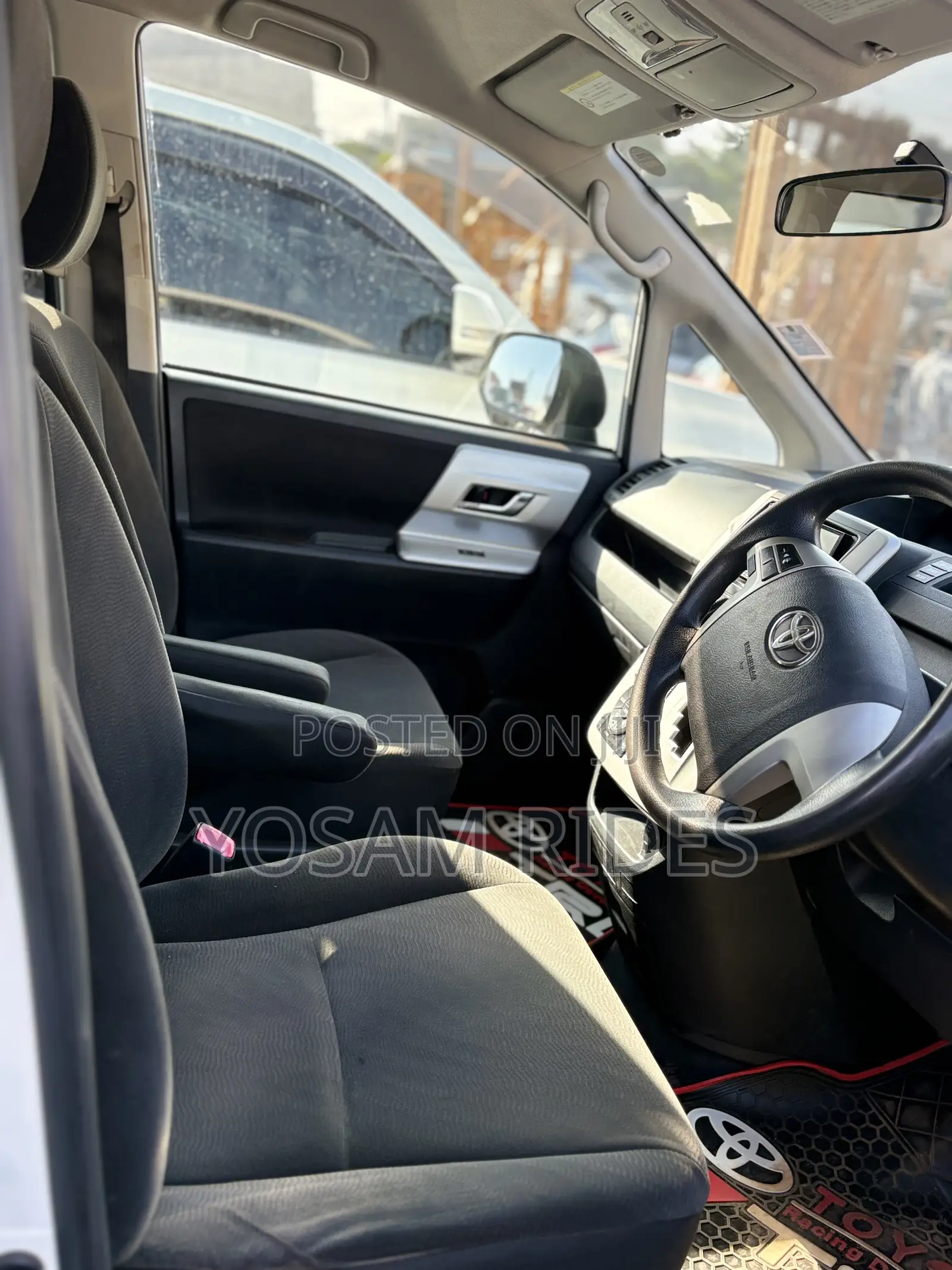 Toyota Noah 2.0 143hp FWD (8 Seater) 2012 White