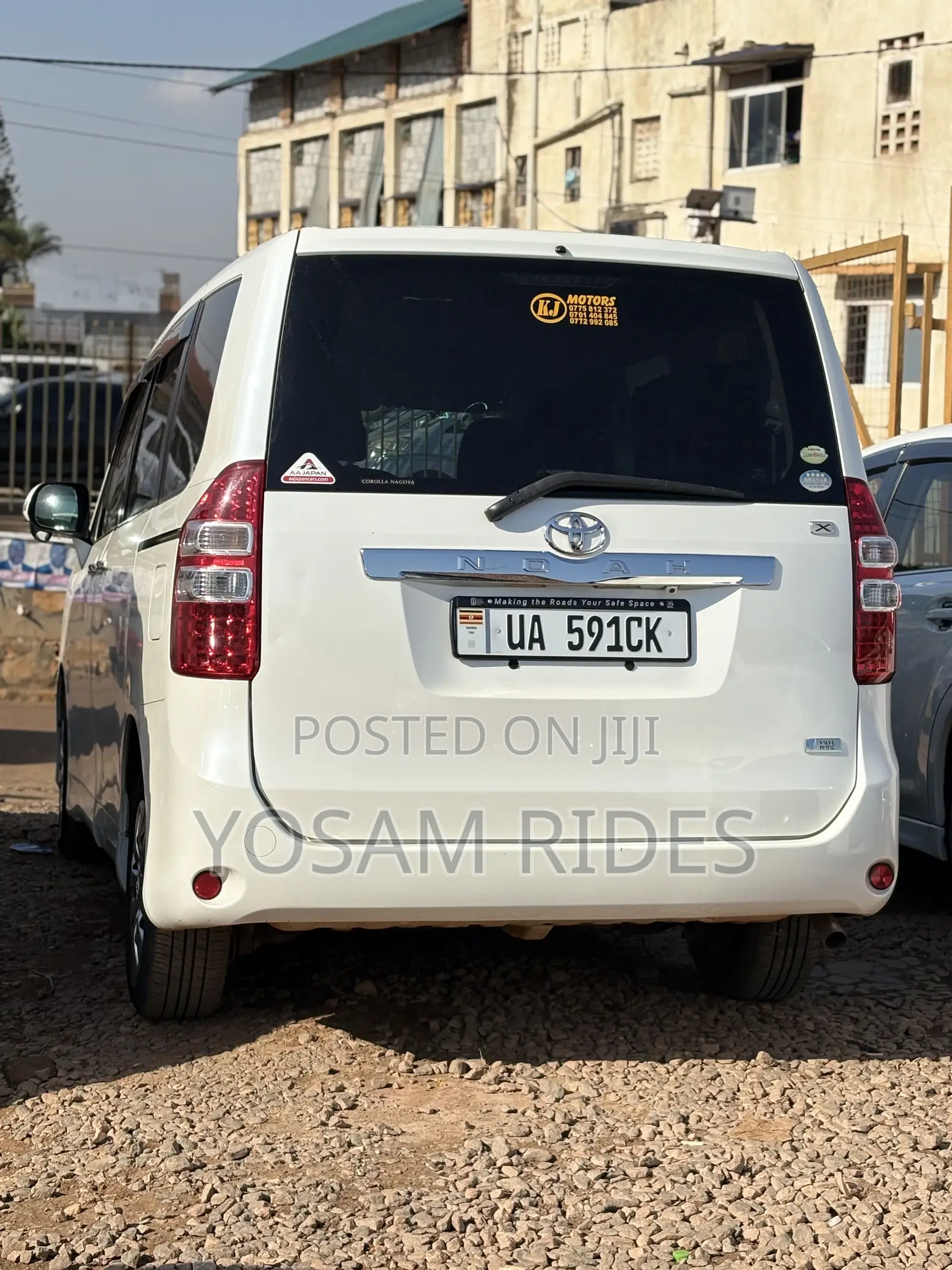 Toyota Noah 2.0 143hp FWD (8 Seater) 2012 White