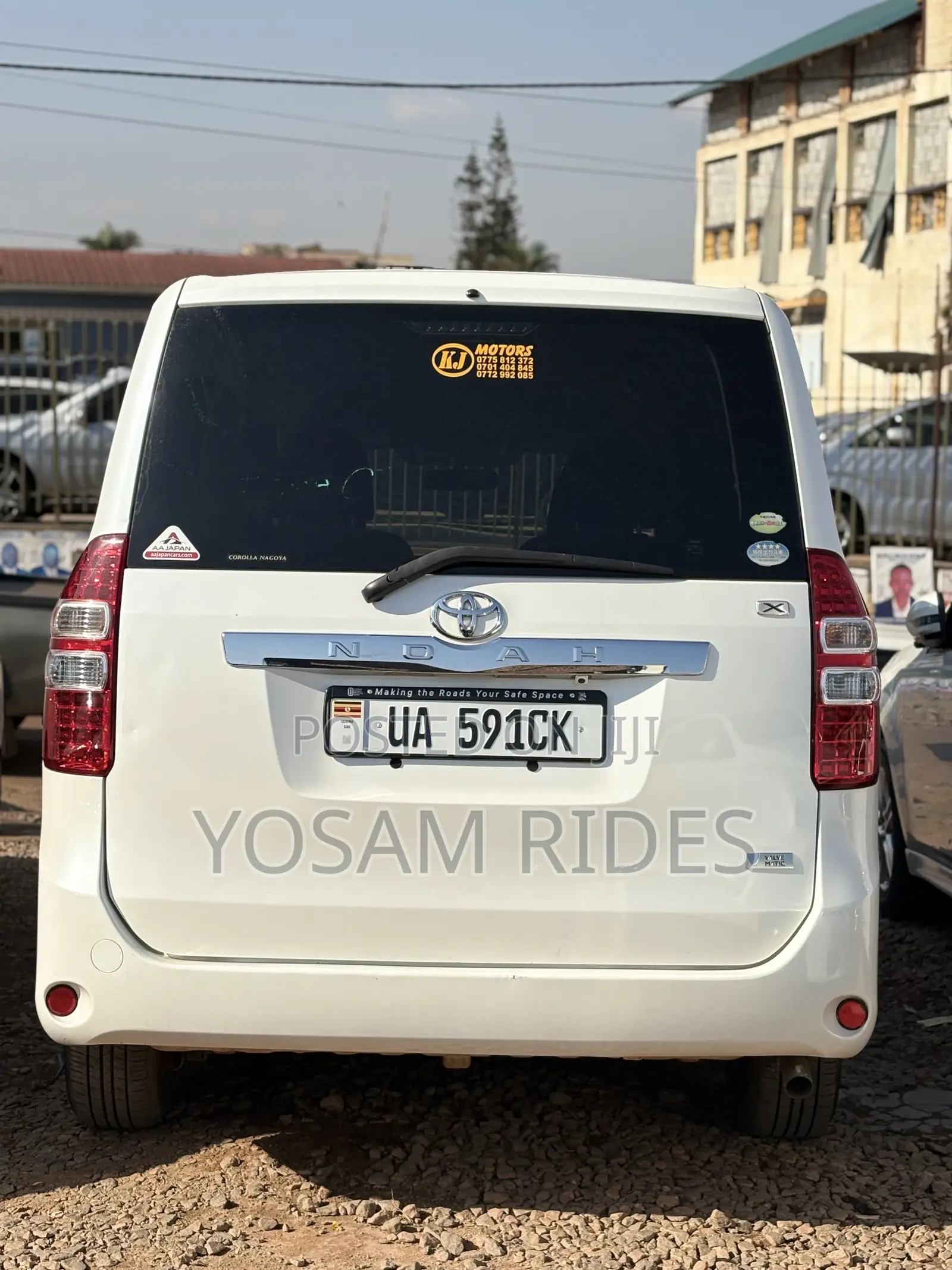 Toyota Noah 2.0 143hp FWD (8 Seater) 2012 White