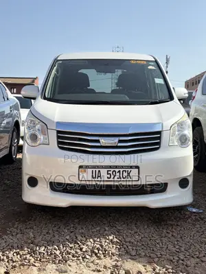 Toyota Noah 2.0 143hp FWD (8 Seater) 2012 White