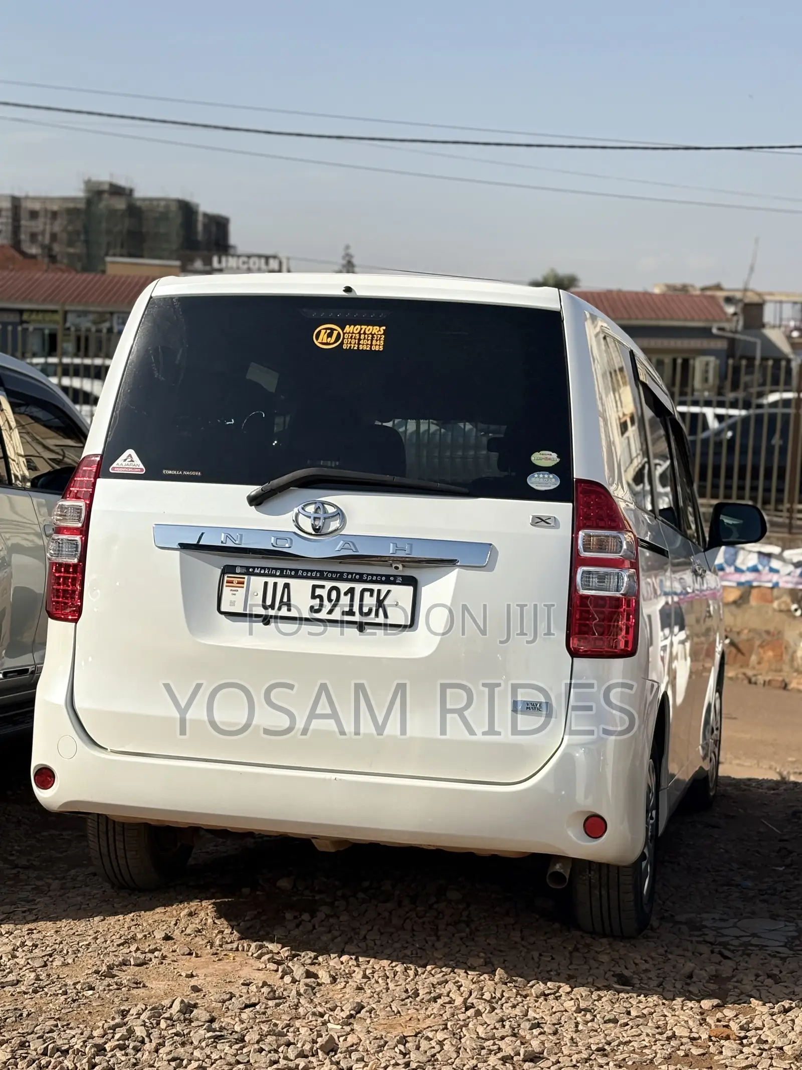 Toyota Noah 2.0 143hp FWD (8 Seater) 2012 White