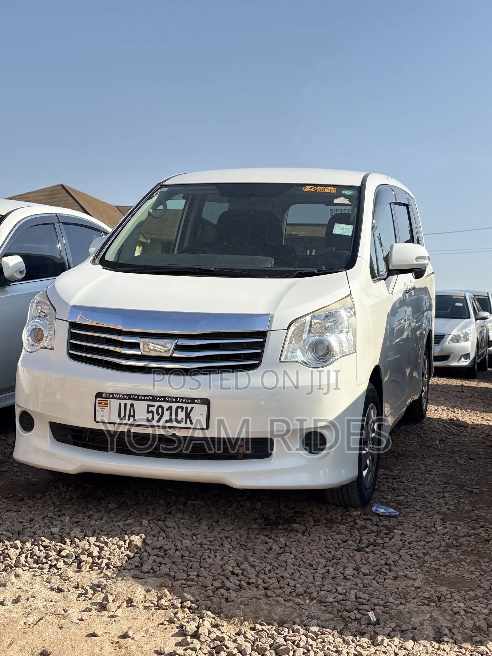 Toyota Noah 2.0 143hp FWD (8 Seater) 2012 White