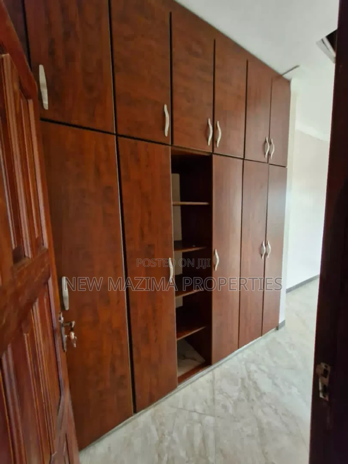 4bdrm Duplex in Kira Mamerito Rd, Central Division for sale