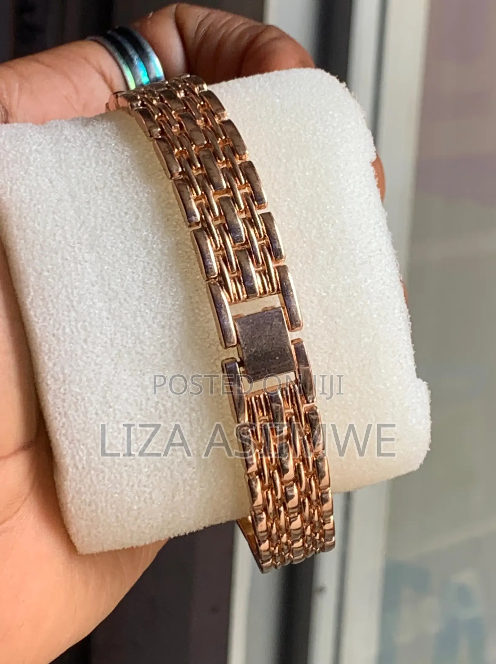 Riluns Women's Rose Gold-Tone Watch With a Crystal-Set