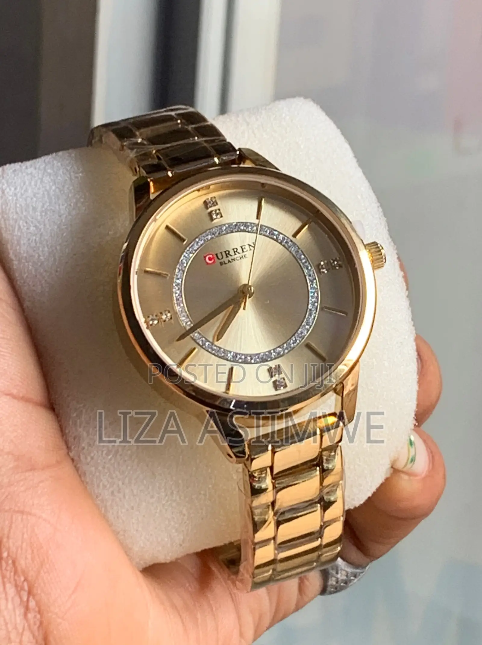 Curren 9006 Women's Analog Quartz Watch With a Stainless Steel Band