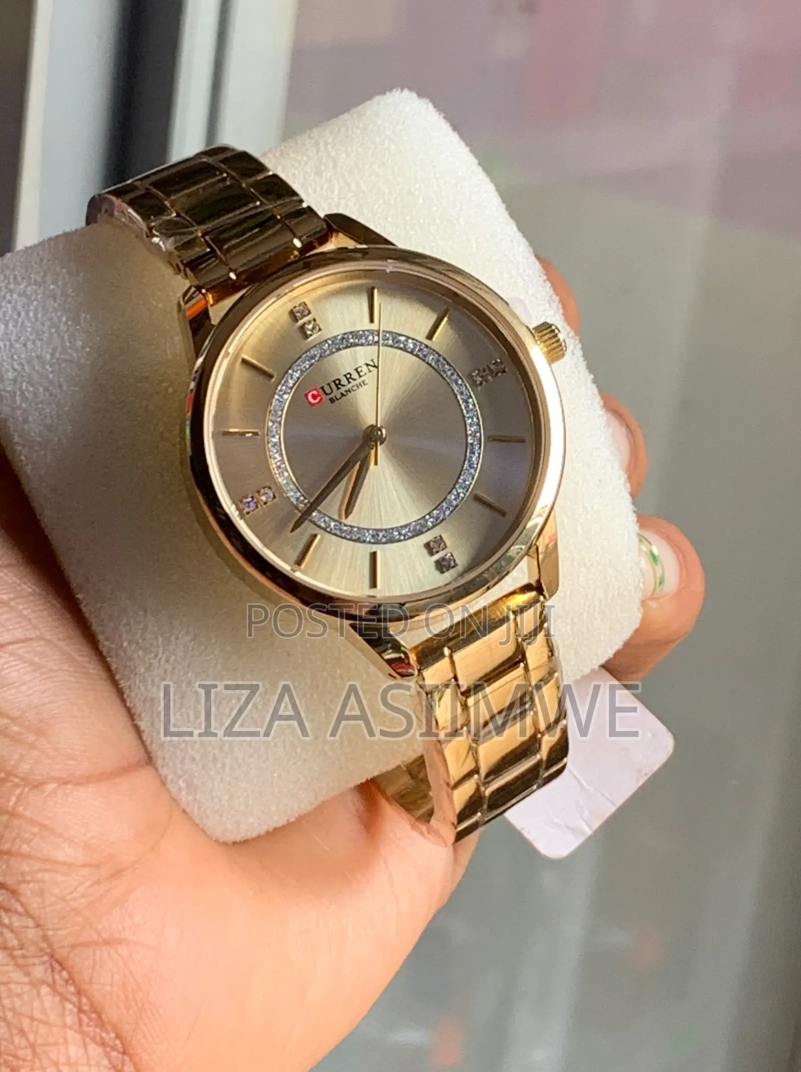 Curren 9006 Women's Analog Quartz Watch With a Stainless Steel Band