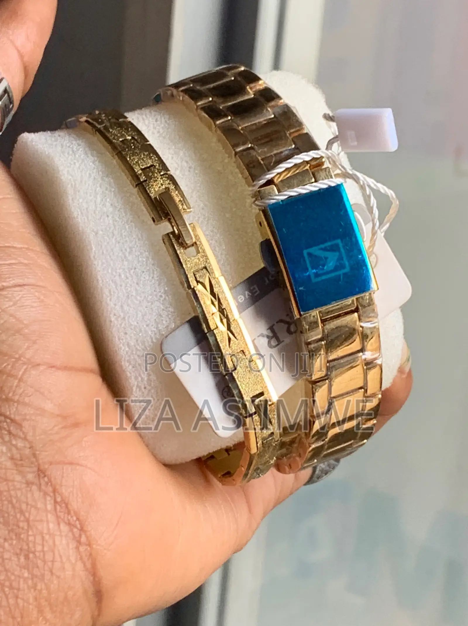 Women's Quartz Analog Watch With a Rhinestone Bracelet Accents