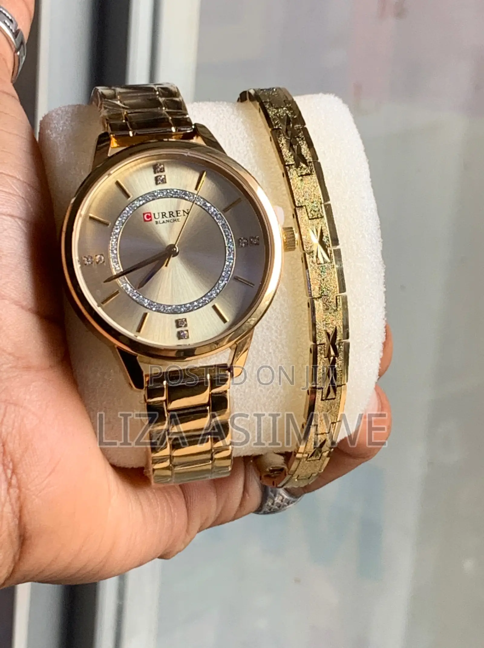 Women's Quartz Analog Watch With a Rhinestone Bracelet Accents