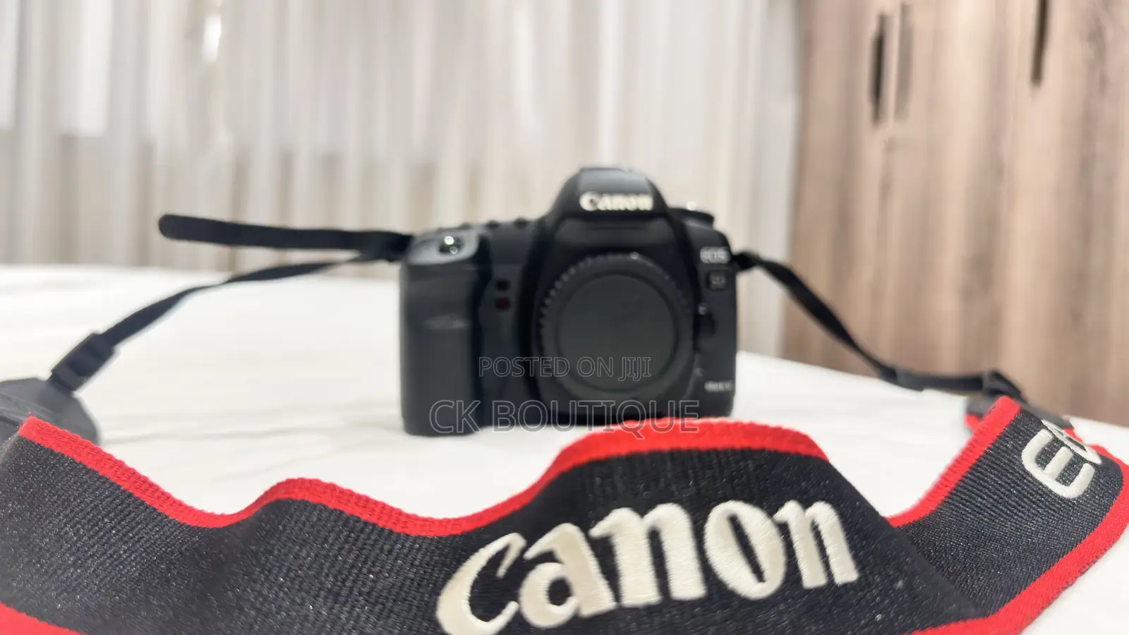 Canon Eos 5d Mark Ii Camera Body . It Comes With 28-105mm