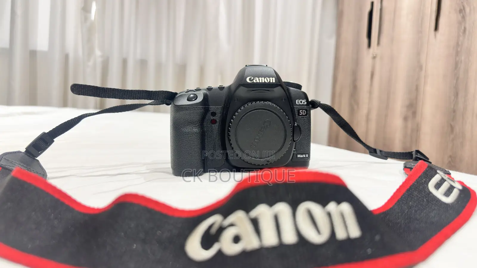 Canon Eos 5d Mark Ii Camera Body . It Comes With 28-105mm