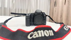 Canon Eos 5d Mark Ii Camera Body . It Comes With 28-105mm