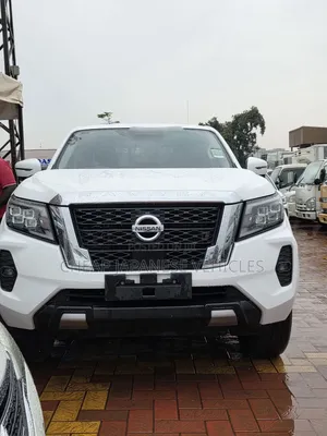 Nissan Navara 2022 White