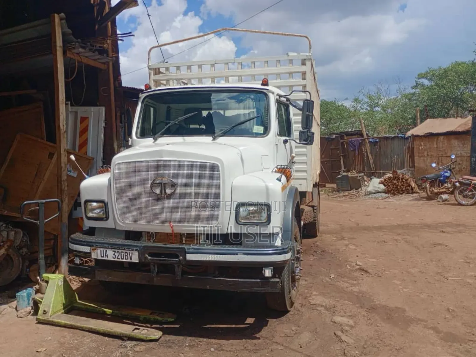 Tata 16.13c 2018 White