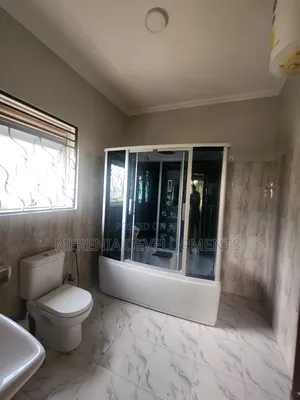 5bdrm House in Makindye for rent