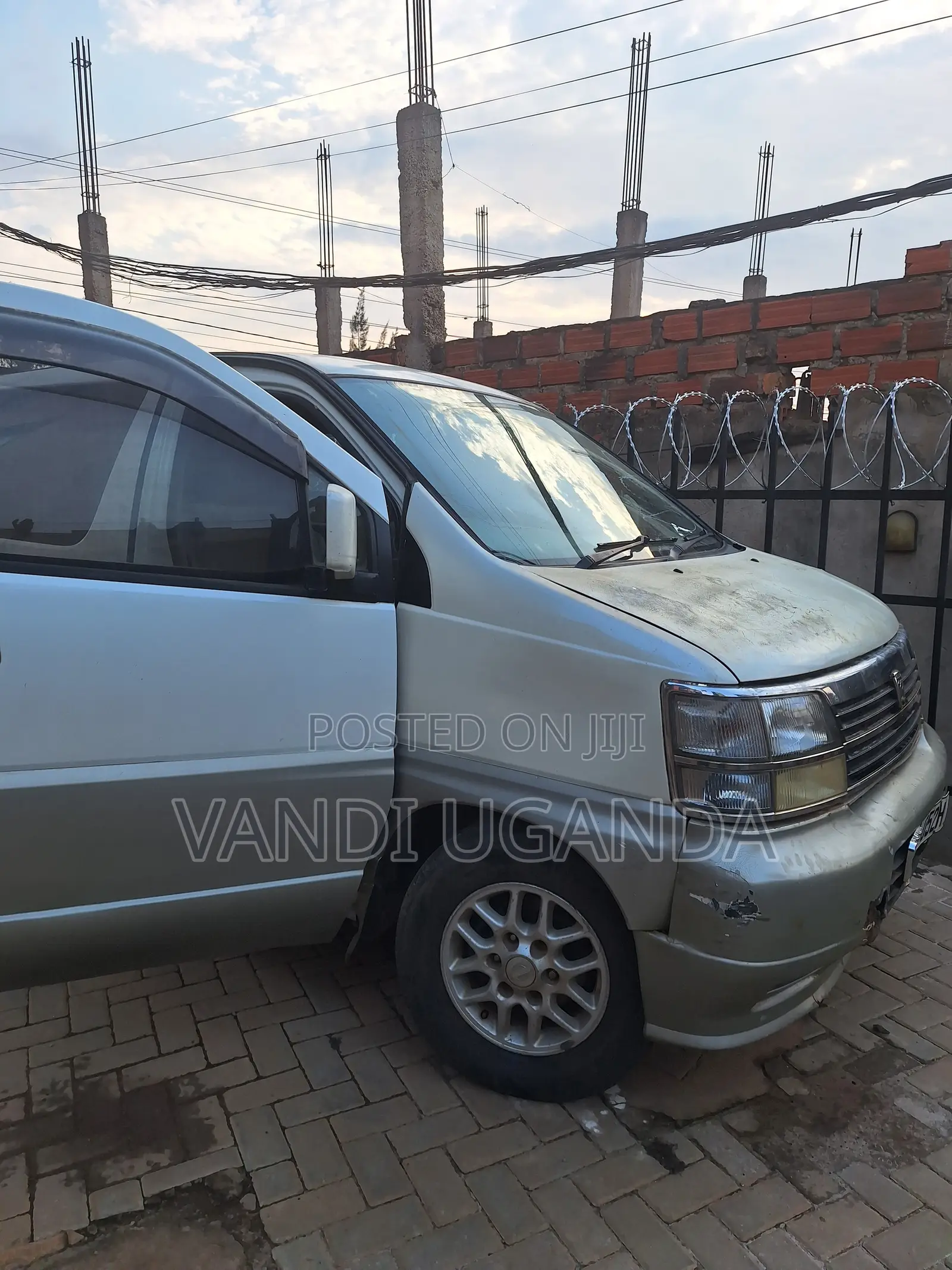 Nissan Elgrand 3.3 1997 Silver