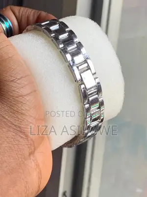 Silver-Tone Women's Analog Watch With a Flower Pattern on the Dial
