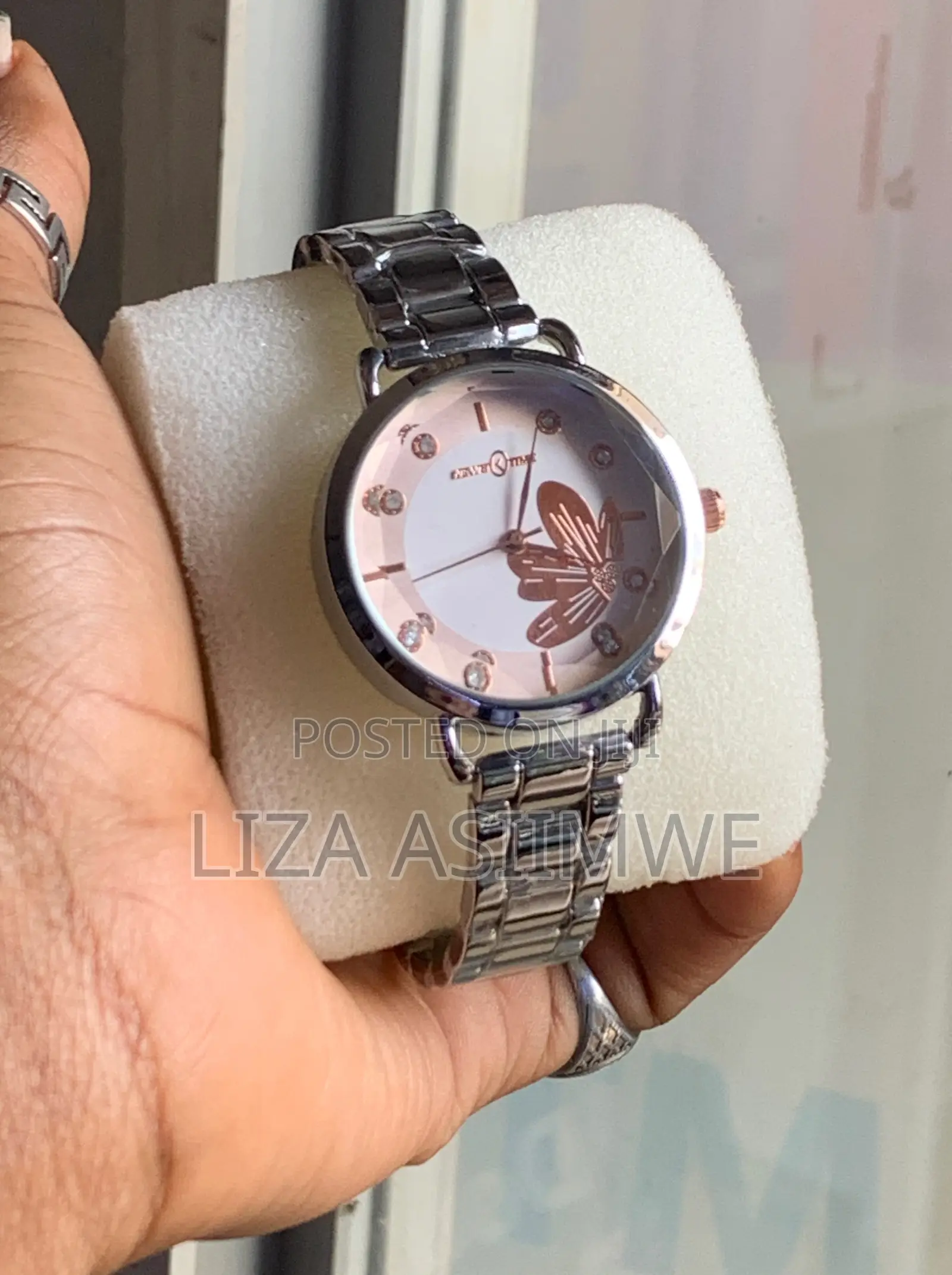 Silver-Tone Women's Analog Watch With a Flower Pattern on the Dial