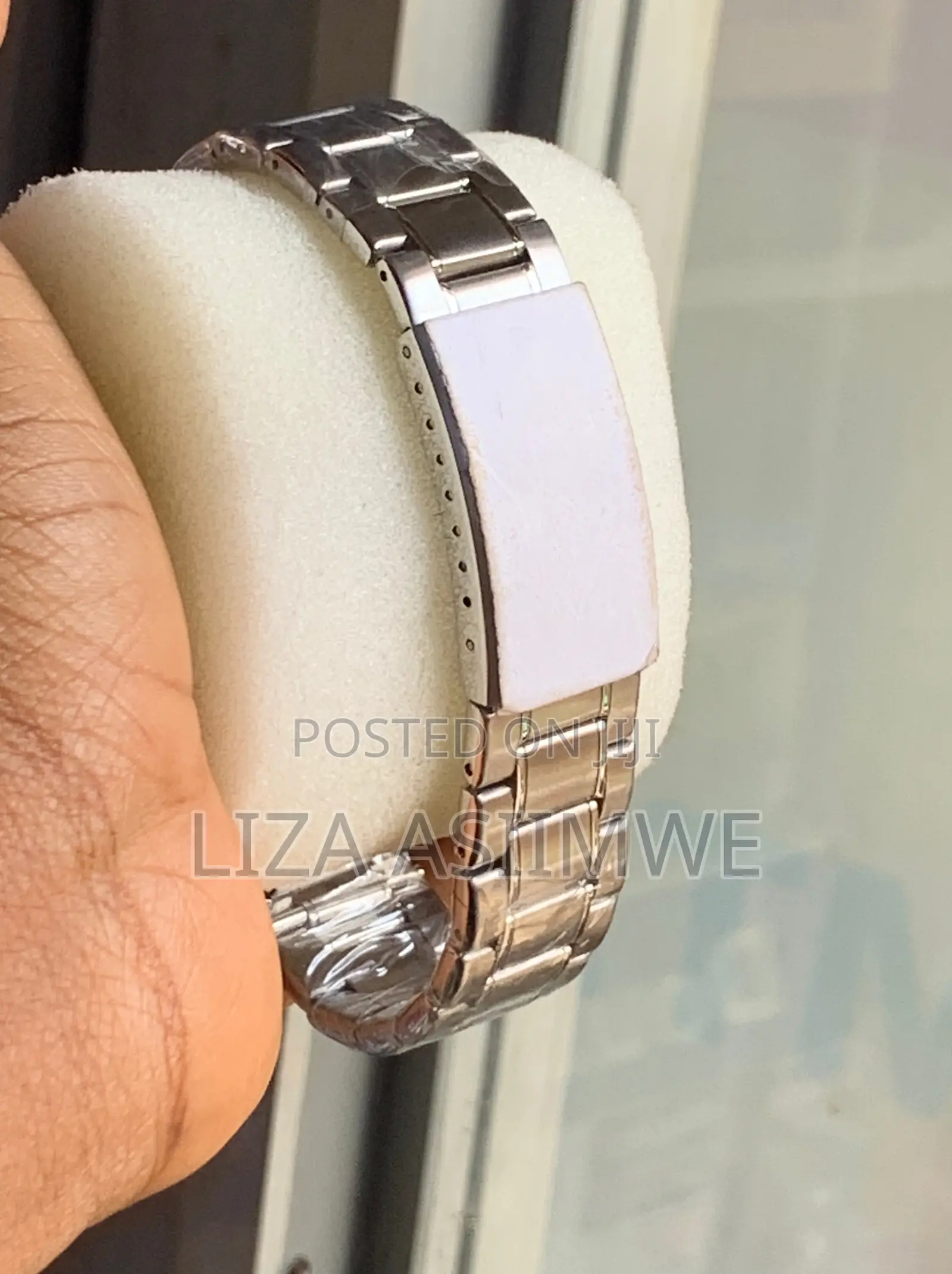 Men's Quartz Analog Watch With a Silver-Tone Stainless Steel