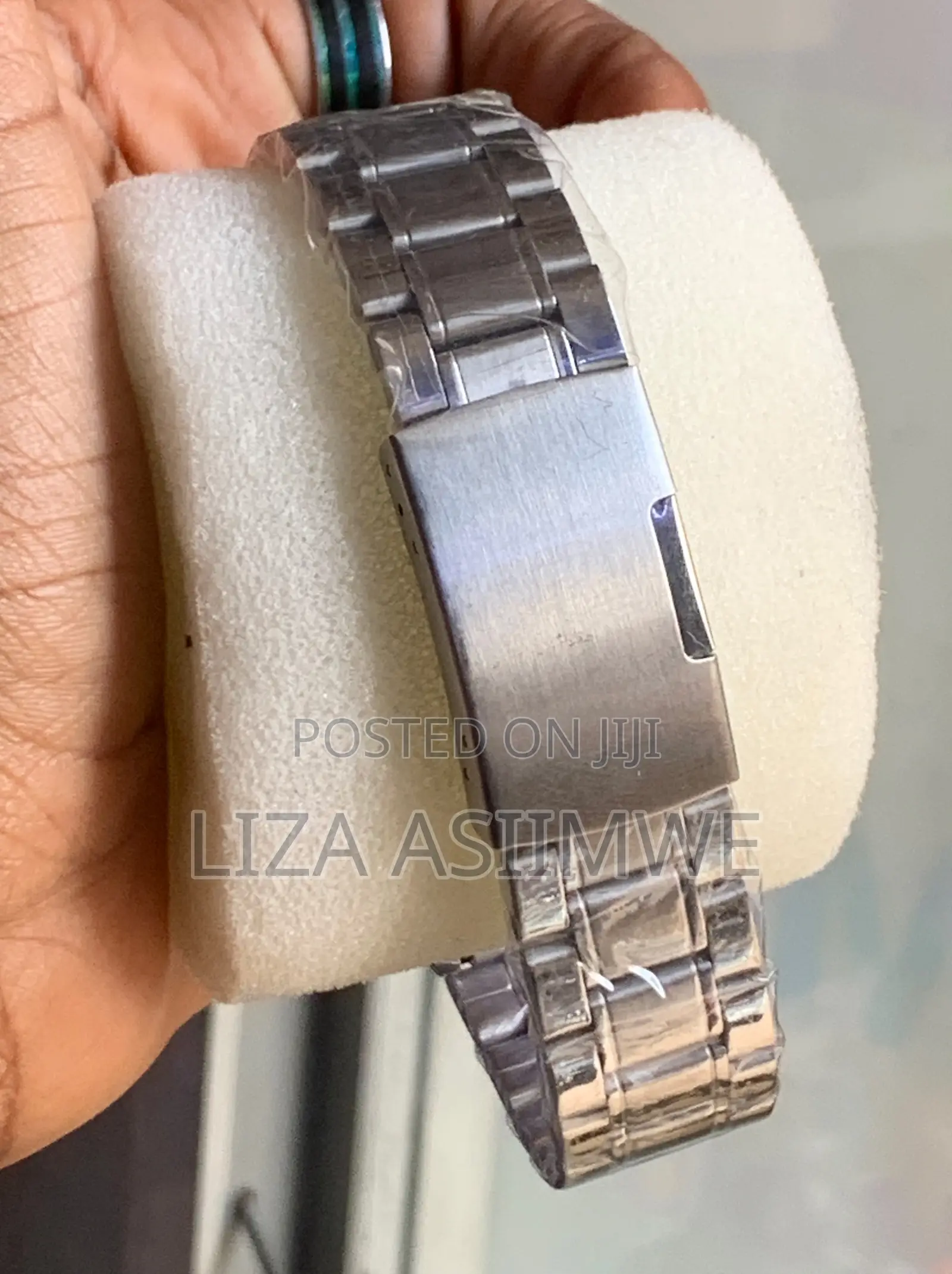 Men's Quartz Watch With a Stainless Steel Band and a Date Display