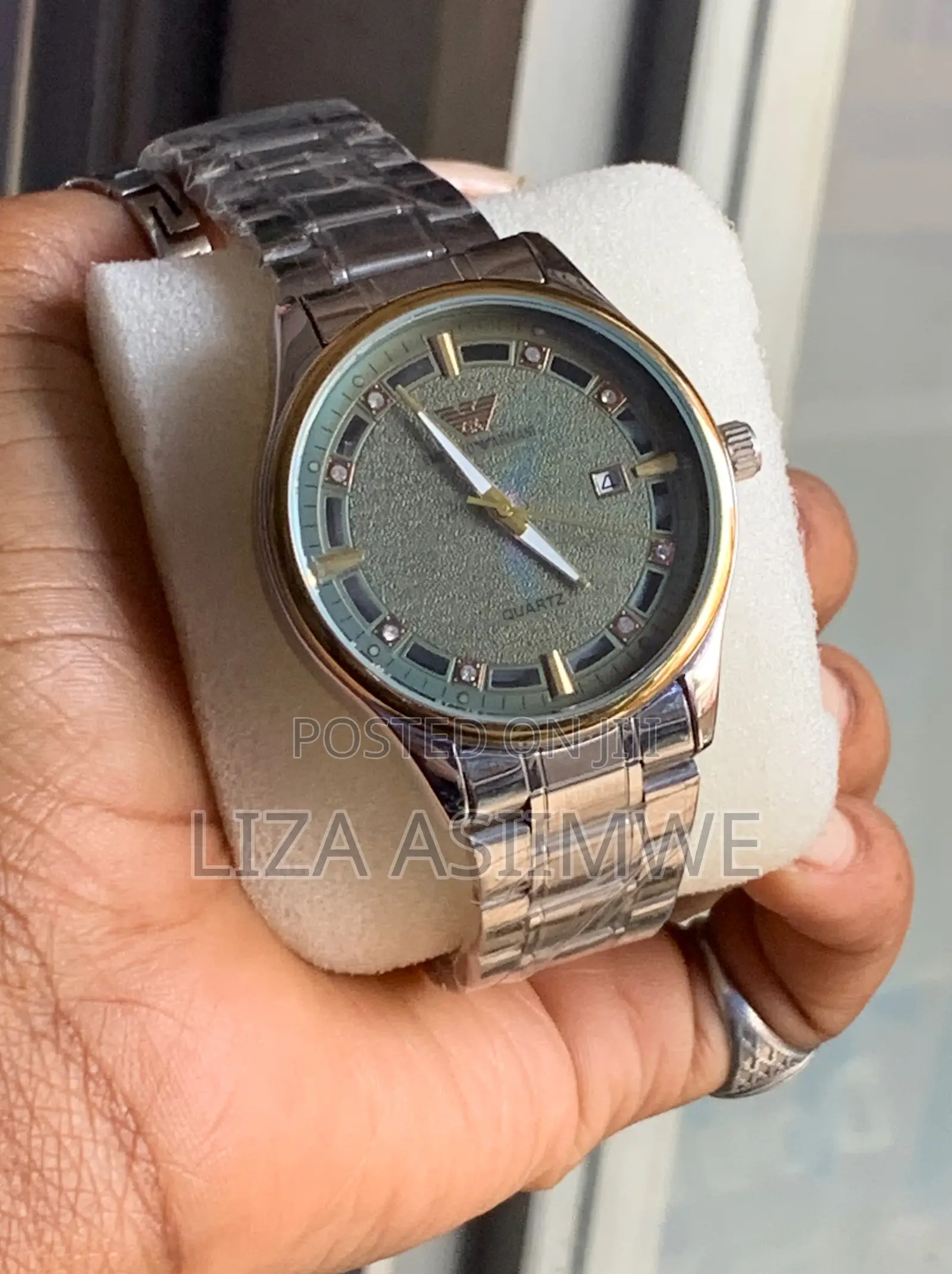 Men's Quartz Watch With a Stainless Steel Band and a Date Display