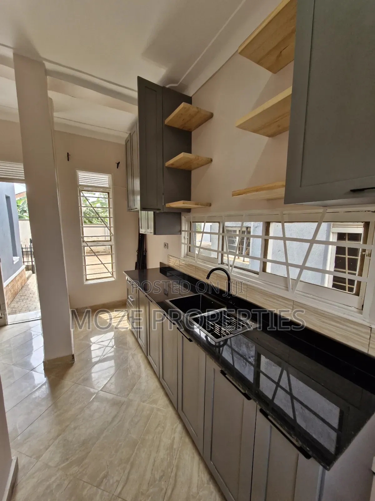 4bdrm Duplex in Kira Mamerito Road., Central Division for sale